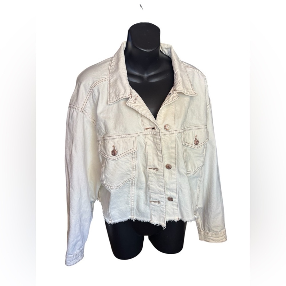 Wild Fable Cropped Denim Trucker Jacket Women's Size medium Ivory
Frayed Hem